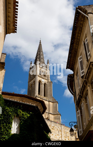 Saint Emilion Monolithic Kirche entnommen einer nahe gelegenen Gasse in Saint Emilion, Südfrankreich Stockfoto