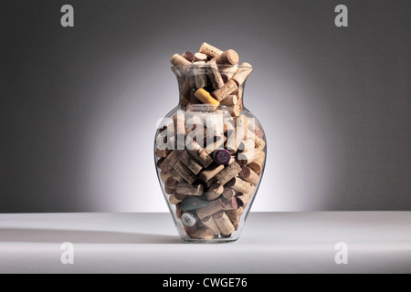 Korken von Weinflaschen, random Mode, im Glas Stockfoto