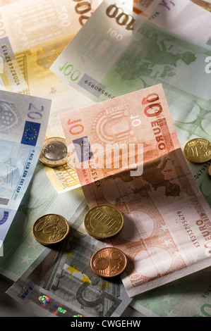 Euromuenzen auf zerrauft Euro-Banknoten in verschiedenen Konfessionen Stockfoto