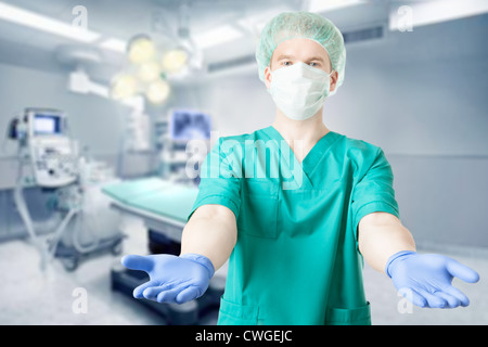 Männliche Chirurgen mit, die erhobenen Hände in operativen Raum Stockfoto