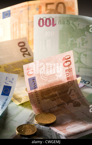 Euromuenzen auf zerrauft Euro-Banknoten in verschiedenen Konfessionen Stockfoto