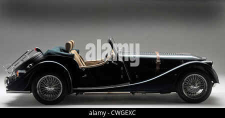 Seitenansicht eines grünen Morgan Roadster 4/4 Autos mit braunen Lederarmband Stockfoto