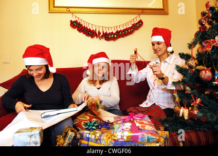 Berlin, sind Weihnachtsgeschenke verpackt. Stockfoto