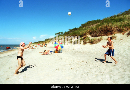 Jugendliche spielen Beach-Volleyball am Strand in Lesnoye, Kurische Nehrung, Russland Stockfoto