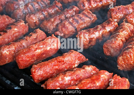 Rumänischen traditionellen Würstchen auf dem Grill gebraten Stockfoto