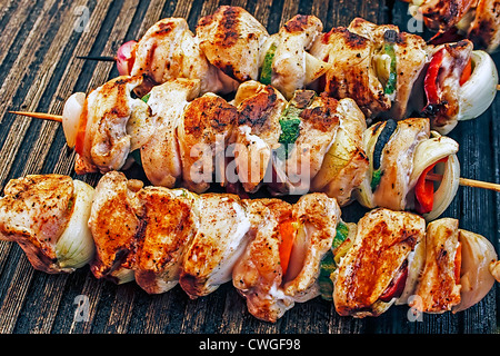 Gegrillte Spieße mit Fleisch und Gemüse Kompositionen Stockfoto