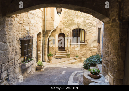 Kleine Straße in Lacoste (Provence - Frankreich) Stockfoto