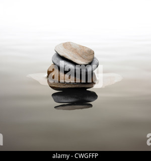 Steinen auf dem Wasser Kieselsteine am Strand Stockfoto