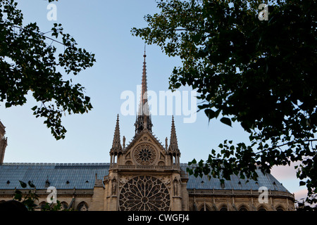 Notre Dame de Paris am Ufer der Seine in der Abenddämmerung, in Paris, Frankreich Stockfoto