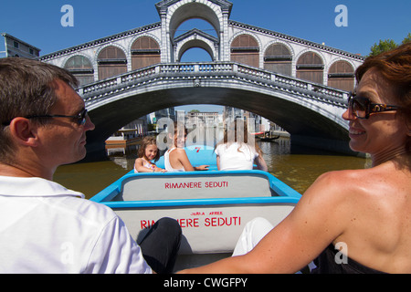 paar auf einer Fahrt durch ein Modell von Venedig in der italienischen ihnen Park Italia in Miniatura in der Nähe von Rimini Stockfoto