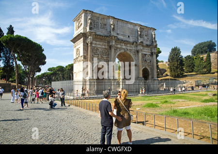 Rom, Italien - Touristen am Triumphbogen des Konstantin in der Nähe des Kolosseums. Stockfoto