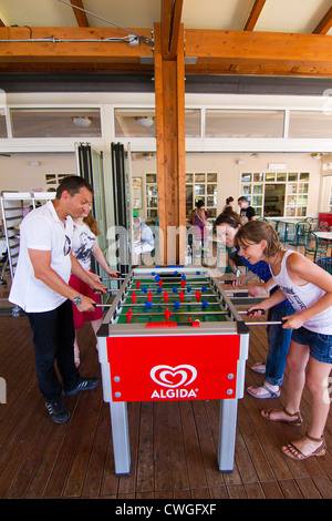 Familie spielen Tischfußball in Italien Stockfoto