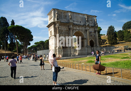 Rom, Italien - Touristen am Triumphbogen des Konstantin in der Nähe des Kolosseums. Stockfoto