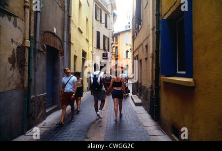 Collioure Frankreich Languedoc-Roussillon Passanten In engen Gassen Mann tragen Rucksack Stockfoto