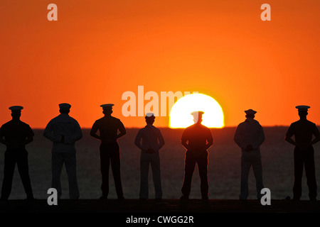 US-Matrosen und Marinesoldaten Mensch die Schienen auf dem Mehrzweck amphibischer Angriff Schiff USS Wasp als des Schiffes zur Teilnahme an Fleet Week 25. April 2012 in Port Everglades, Florida Ankunft. Stockfoto