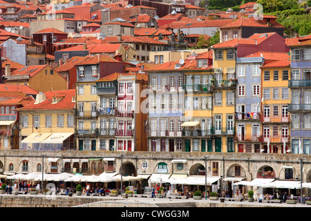 Waterfront Häuser, Geschäfte und Cafés Cais da Ribeira Porto Portugal Stockfoto