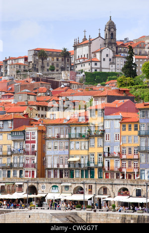 Waterfront Häuser, Geschäfte und Cafés Cais da Ribeira Porto Portugal Stockfoto