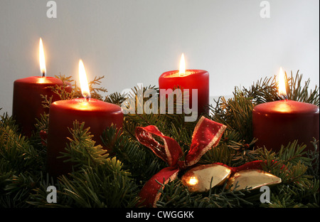 Vier Kerzen auf dem Adventskranz Stockfoto