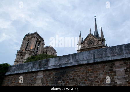 Notre Dame de Paris vom Fluss Seine in der Abenddämmerung. Stockfoto