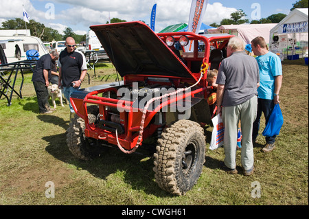 Stark veränderte 4 x 4 Land Rover für Extreme off Road Wettbewerbe an der jährlichen Eastnor Land Rover zeigen Herefordshire England UK Stockfoto