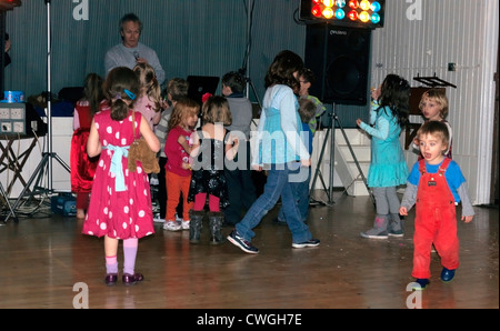 Kinder tanzen in einer Diskothek in einem fünften Geburtstag feiern England Stockfoto