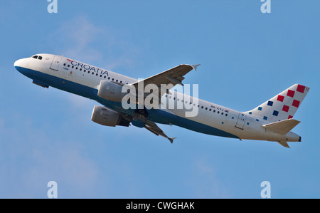 Kroatien Airways Airbus A320, Gatwick Flughafen, Sussex, England Stockfoto