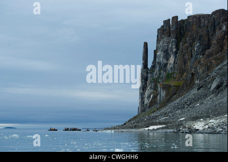 Zodiac cruise am Alkefjellet Vogel Felsen mit Brünnichs Trottellummen nisten, Uria Lomvia, Spitzbergen, Svalbard, Arktis Stockfoto