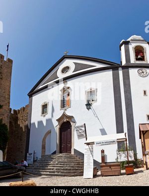 Santiago-Kirche und Albarrã Burgturm. Óbidos, Portugal Stockfoto