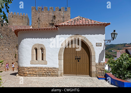 Mourisca House (Casa Mourisca) in Obidos Dorf. Óbidos ist eine sehr gut erhaltene mittelalterliche Stadt, noch innerhalb der Burgmauern Stockfoto