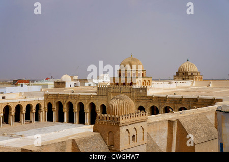 Panoramablick auf die große Moschee von Kairouan in Tunesien mit seinen Steinmauern Stockfoto