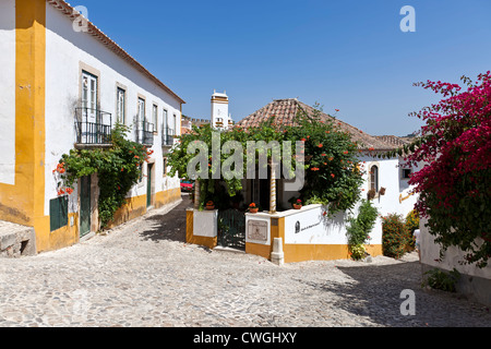 S. Thiago Manor Guest House in Obidos Dorf. Óbidos ist eine sehr gut erhaltene mittelalterliche Stadt, noch innerhalb der Burgmauern. Stockfoto