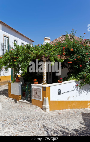 S. Thiago Manor Guest House in Obidos Dorf. Óbidos ist eine sehr gut erhaltene mittelalterliche Stadt, noch innerhalb der Burgmauern. Stockfoto