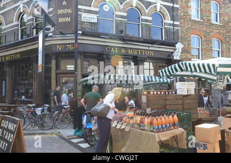 Die Katze und Hammelfleisch Kneipe an der Spitze der trendigen Broadway Market in Hackney, East London, England, UK Stockfoto