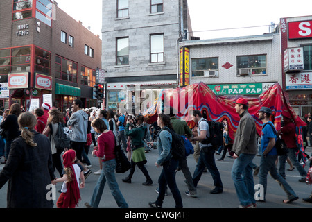 Eine Masse von McGill Studentinnen und Studenten, die aus Protest gegen die Studiengebühren erhöht in Chinatown in Montreal Quebec Kanada 2012 KATHY DEWITT Stockfoto