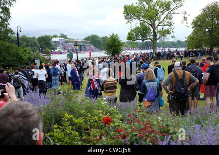 Massen mit Blick auf See für Womens Triathlon Olympische Spiele London 2012 Stockfoto