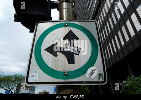 Ein nach unten mit Kapitalismus Aufkleber auf einer Straße-Verkehrszeichen in Montreal Quebec Kanada Stockfoto