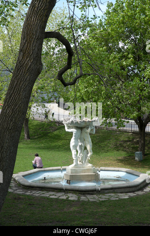 Ein junger Mann sitzt auf einem Brunnen der McGill Universität Montreal KATHY DEWITT Stockfoto