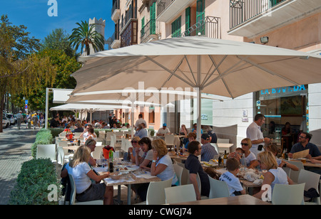 TAPAS VON PALMA MALLORCA Essen im Freien im berühmten Taberna La Boveda Tapas-Restaurant an der Carrer Boteria Palma de Mallorca Spanien Stockfoto