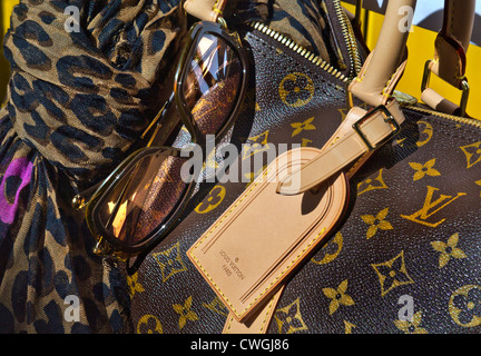 Louis Vuitton Damen Luxus-Reisetaschendetail, Lederbesitzer Adresse Reisetaschenanhänger, unverwechselbare Logos, Schal und Sonnenbrille aus Paris Frankreich Stockfoto