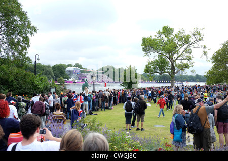 Massen mit Blick auf See für Womens Triathlon Olympische Spiele London 2012 Stockfoto