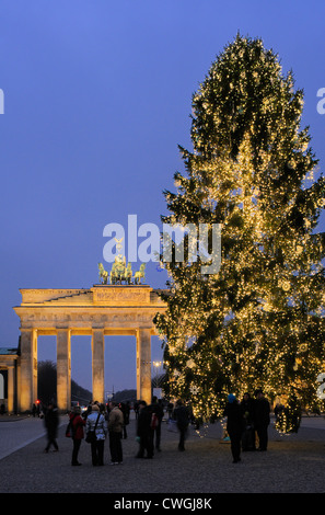 Brandenburger Tor, Pariser Platz, in der Adventszeit mit Schnee und Weihnachtsbaum, Berlin, Deutschland, Europa Stockfoto