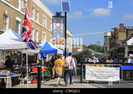 Trendige Broadway Market an einem sonnigen Samstagmorgen in Hackney, East London, England, UK Stockfoto