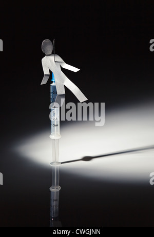 Die Konzeptbild über ein Thema von narkotische Abhängigkeit, einem weißen reflektierenden Hintergrund. Stockfoto