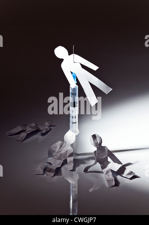 Die Konzeptbild über ein Thema von narkotische Abhängigkeit, einem weißen reflektierenden Hintergrund. Stockfoto