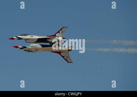 UNS Air Force f-16 Thunderbirds Demo Team durchführen Antenne 8. Oktober, 2011during ihre Demonstration auf der "Legacy of Liberty" auf der Holloman Air Force Base in New Mexico Stunts. Stockfoto