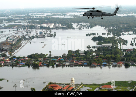 Ein Navy Sea Hawk-Hubschrauber fliegt in der Umgebung von Bangkok mit Mitgliedern des humanitären Assessment-Umfrage-Team und die Royal Thai Armed Forces der Hochwasserschäden zu beurteilen. Stockfoto