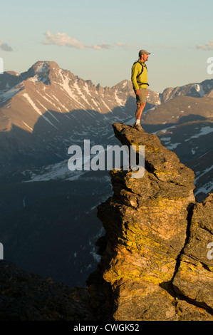 Ein Mann auf einem schlanken Turm entlang Trail Ridge Road, Rocky Mountain Nationalpark, Estes Park, Colorado. Stockfoto