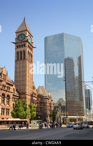 Der Turm des alten Rathauses (linke Seite), am Nathan Phillips Square, Toronto, Ontario, Kanada Stockfoto