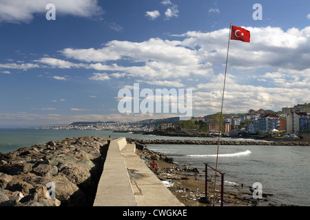 Trabzon, Stadtbild und türkischen Nationalflagge Stockfoto