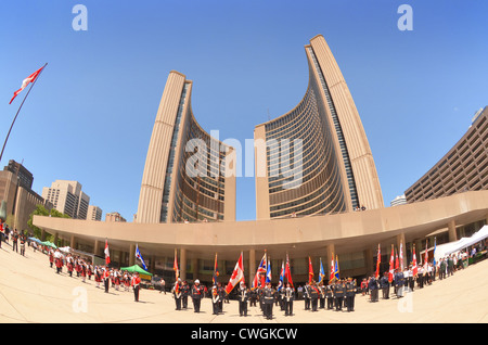 Kanadische Streitkräfte marschieren unter The City Hall, feiert Toronto, Kanada, 72.. Jahrestag der Schlacht von Dünkirchen Stockfoto